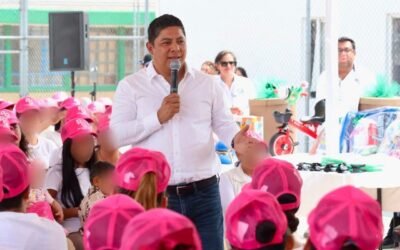 EL GOBERNADOR RICARDO GALLARDO Y GLORIA TREVI LLEVAN ESPERANZA A LA PILA