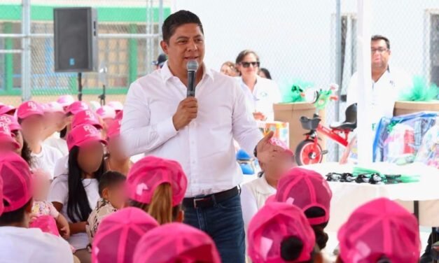 EL GOBERNADOR RICARDO GALLARDO Y GLORIA TREVI LLEVAN ESPERANZA A LA PILA