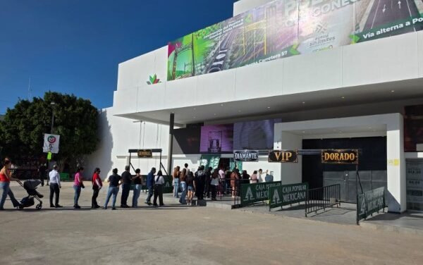 FILAS ABARROTADAS PARA EL PALENQUE DE LA FENAPO