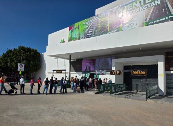 FILAS ABARROTADAS PARA EL PALENQUE DE LA FENAPO