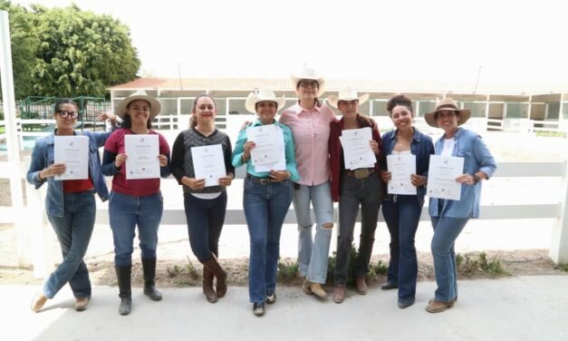 DIF ESTATAL REÚNE A ESPECIALISTAS DEL PAÍS EN CERTIFICACIÓN DE EQUINOTERAPIA