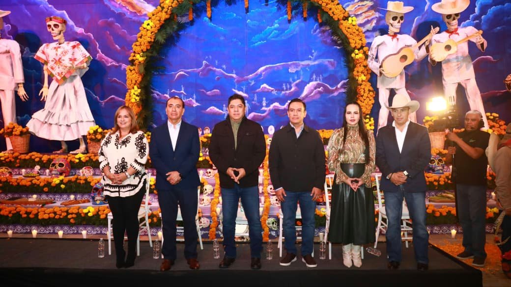 EL GOBERNADOR RICARDO GALLARDO INAUGURA MONUMENTAL ALTAR DE MUERTOS EN PALACIO DE GOBIERNO