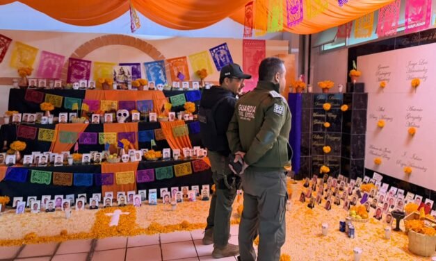 GOBIERNO DEL ESTADO HONRA A ELEMENTOS DE SEGURIDAD CON ALTARES MONUMENTALES DE DÍA DE MUERTOS
