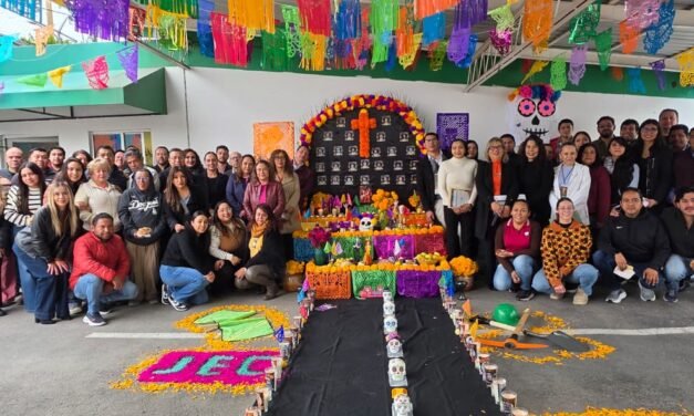 SEER Y JEC RINDEN HOMENAJE A POTOSINOS FALLECIDOS CON ALTARES DE DÍA DE MUERTOS