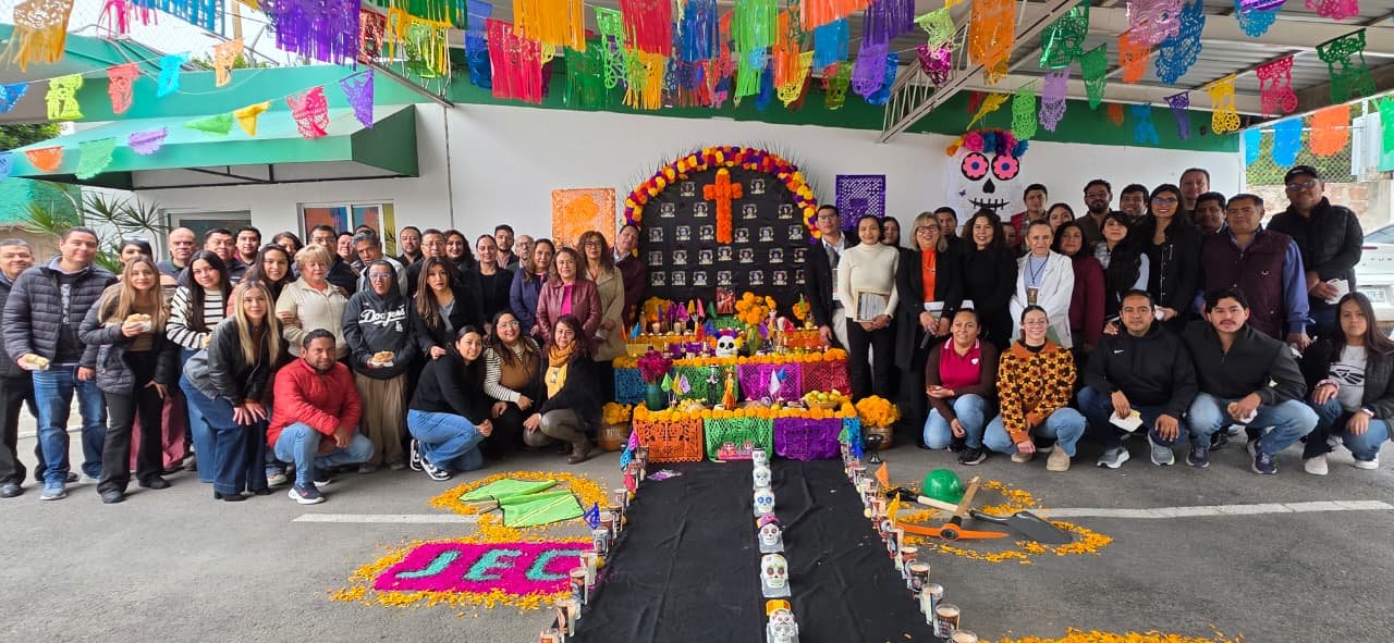 SEER Y JEC RINDEN HOMENAJE A POTOSINOS FALLECIDOS CON ALTARES DE DÍA DE MUERTOS