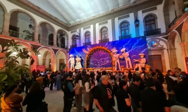 PALACIO DE GOBIERNO SE LLENA DE VISITANTES POR SU ALTAR MONUMENTAL